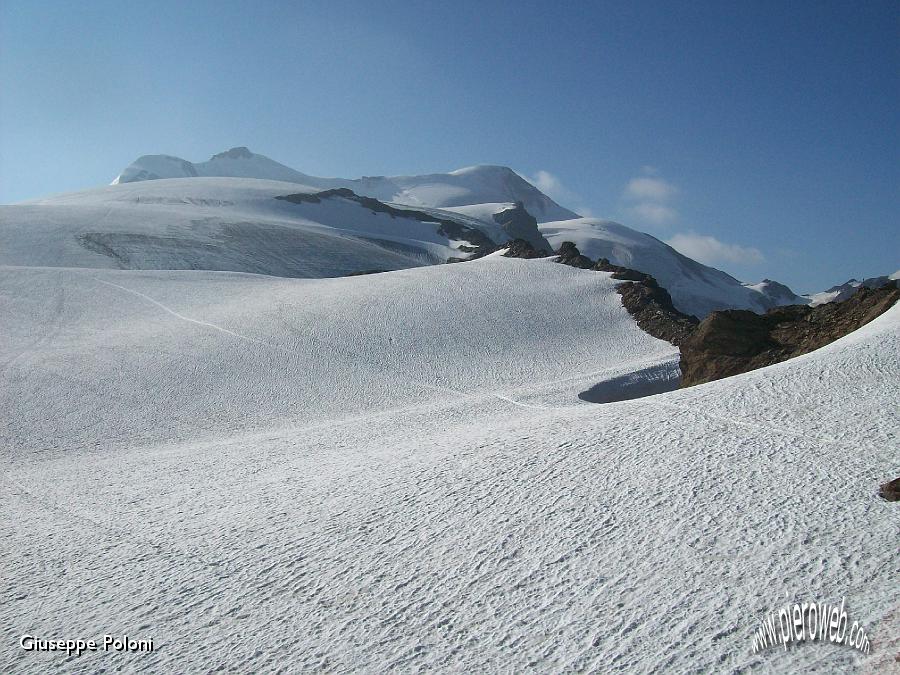 08-il Cevedale (mt 3.769) la nostra meta, ancora sgombro dalla nebbia .jpg